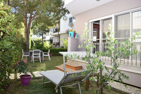 Property building, Garden, View (from property/room), Balcony/Terrace, Seating area, Dining area, Garden view
