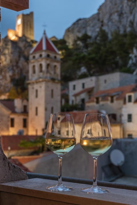 Property building, Nearby landmark, Neighbourhood, Landmark view, Mountain view, Drinks