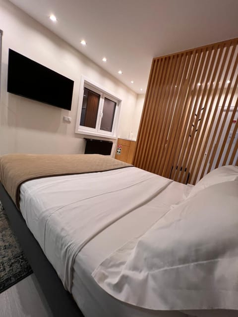 Bed, TV and multimedia, Coffee/tea facilities, Photo of the whole room, Bedroom, Street view, heating, locker, soundproof, towels, air conditioner