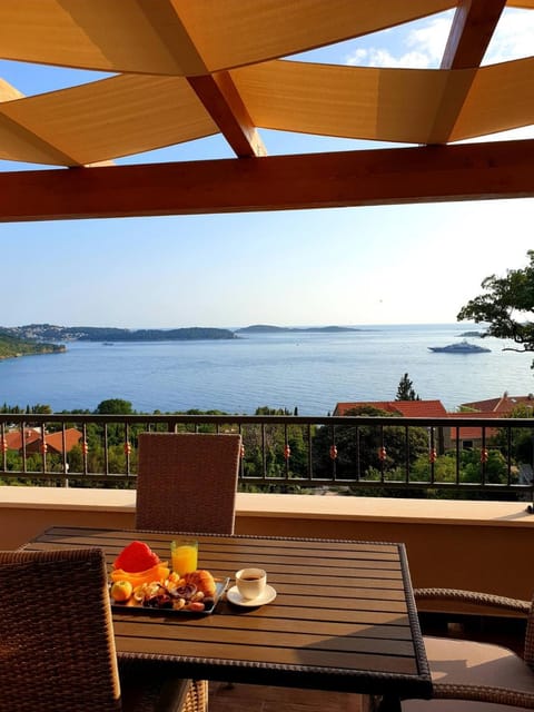 Day, Natural landscape, View (from property/room), Balcony/Terrace, Dining area, Sea view