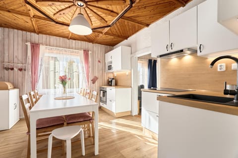 Coffee/tea facilities, Kitchen or kitchenette, Photo of the whole room, Dining area, microwave, stove