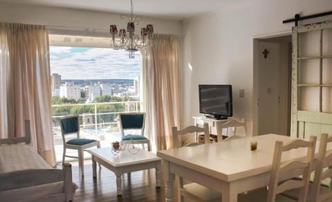 Communal lounge/ TV room, TV and multimedia, Living room, Seating area, Dining area, City view
