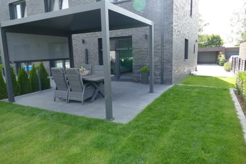 Property building, Garden, Balcony/Terrace