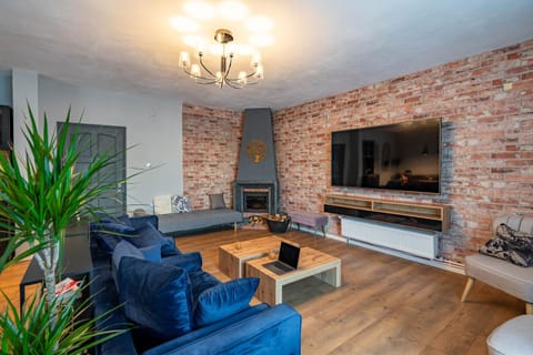 Communal lounge/ TV room, TV and multimedia, Living room, Seating area