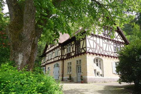 Property building, Day, Garden, Landmark view