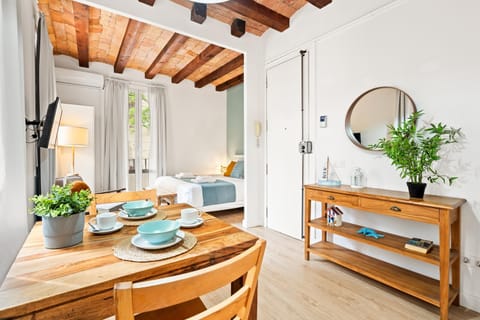 Photo of the whole room, Dining area