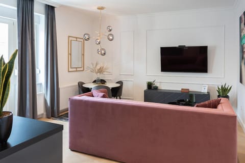 TV and multimedia, Living room, Seating area, Evening entertainment