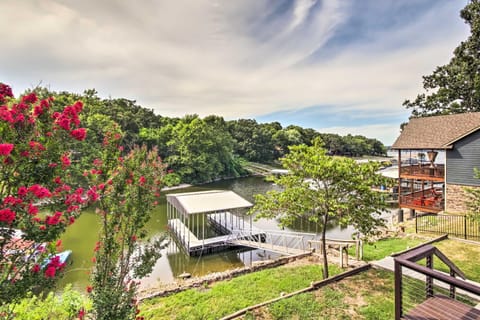 Dock, Deck and Boat Slip Lakefront Eucha Home House in Lake O The Cherokees