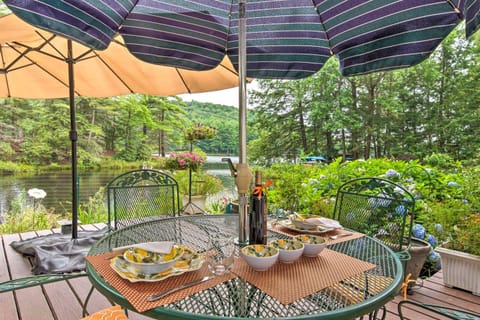 Lakefront Poconos Retreat with Hot Tub, Near Hiking! Apartment in Bear Creek Village