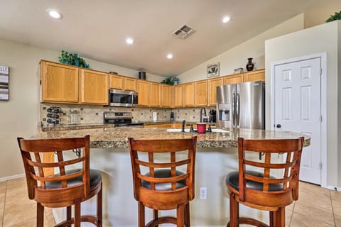BBQ-Ready Oasis Near Golfing and Surprise Stadium! House in El Mirage