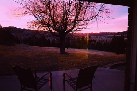 Charming, Spacious, Contemporary Mountain Retreat House in Butte