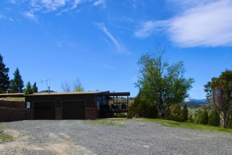 Charming, Spacious, Contemporary Mountain Retreat House in Butte
