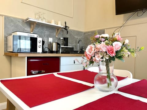 Kitchen or kitchenette, Dining area, microwave