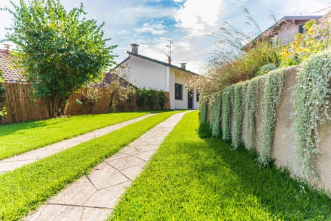 Property building, Facade/entrance, Garden