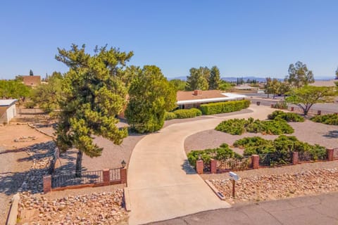 Luxe 4BR 2BTH l Pool & Grill l Central Location l Mountain View l Family Vacation l RV Site House in Sierra Vista