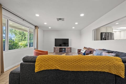 Luxe 4BR 2BTH l Pool & Grill l Central Location l Mountain View l Family Vacation l RV Site House in Sierra Vista