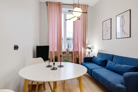 TV and multimedia, Living room, Seating area, Evening entertainment