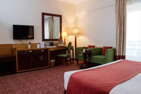 Bed, TV and multimedia, Seating area