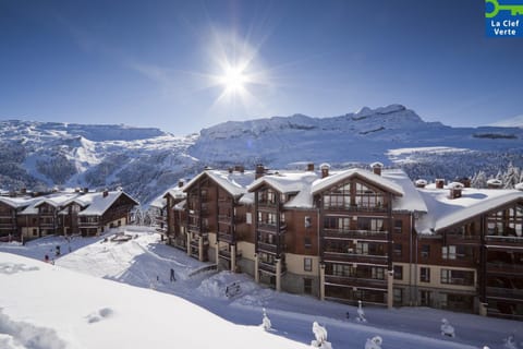 Property building, Nearby landmark, Facade/entrance, Day, Neighbourhood, Natural landscape, Winter, Mountain view