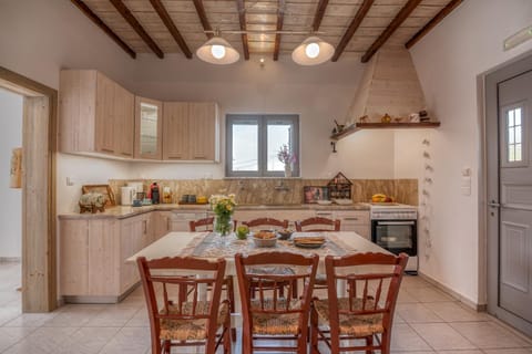 Dining area, kitchen