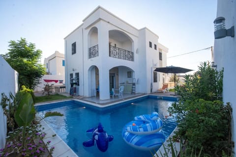Property building, Swimming pool, Swimming pool