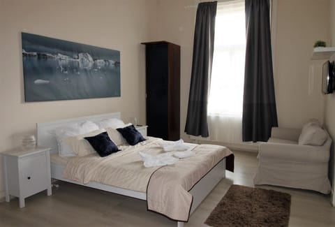 TV and multimedia, Photo of the whole room, Bedroom