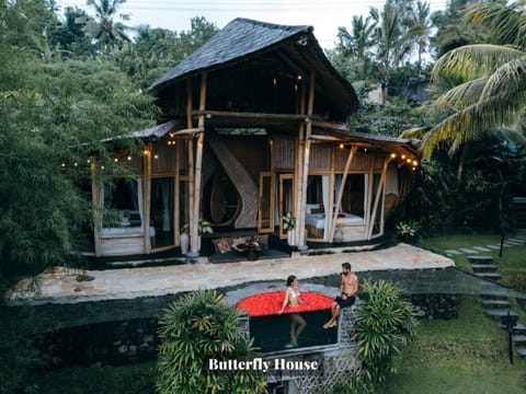 Property building, Garden, Hot Tub, Living room, Seating area