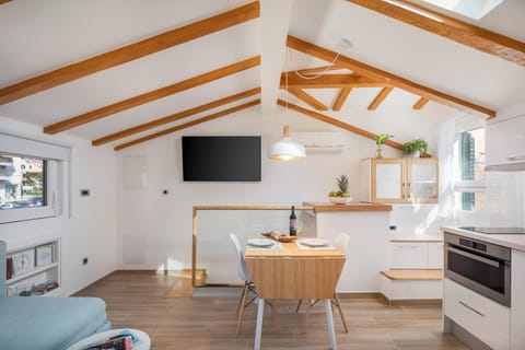 TV and multimedia, Living room, Seating area, Dining area