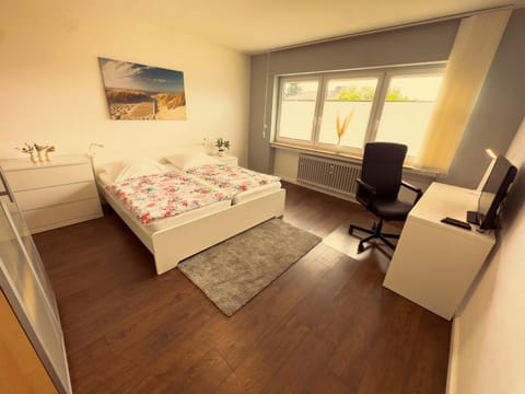 TV and multimedia, Photo of the whole room, Bedroom