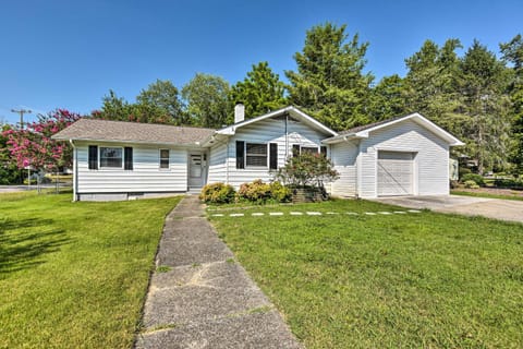 Oak Ridge Retreat with Porch Less Than 1 Mi to Downtown House in Oak Ridge