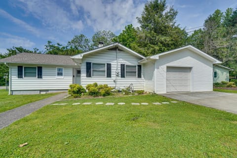 Oak Ridge Retreat with Porch Less Than 1 Mi to Downtown House in Oak Ridge