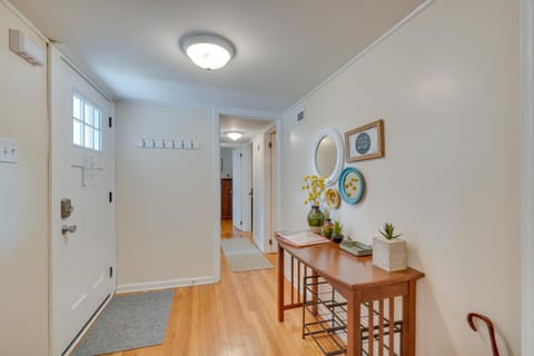 Oak Ridge Retreat with Porch Less Than 1 Mi to Downtown House in Oak Ridge