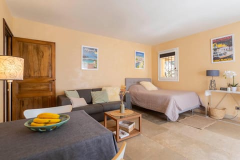 Independent Panoramic Studio with Pool - Le Tholonet Apartment in French Riviera