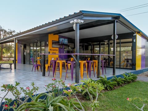 Property building, Patio, Restaurant/places to eat, Day