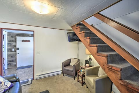 Coastal PNW Gem with Hot Tub - Walk to Beach! House in Grayland