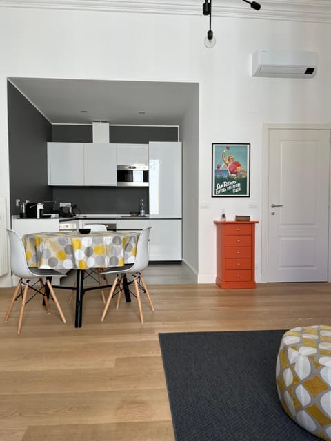 Living room, Dining area, pet friendly, air conditioner