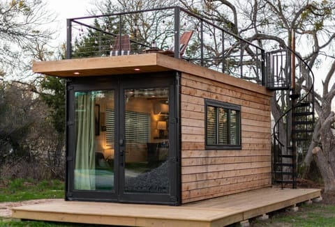 The Stable Tiny Container Home-12 min to Magnolia Inn in Waco