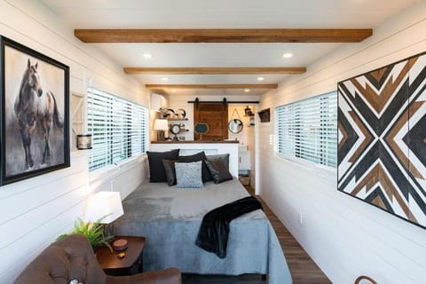 The Stable Tiny Container Home-12 min to Magnolia Inn in Waco