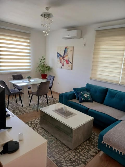 Living room, Seating area, Dining area, air conditioner
