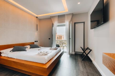Bed, TV and multimedia, Balcony/Terrace, Photo of the whole room, Bedroom, towels, wardrobe