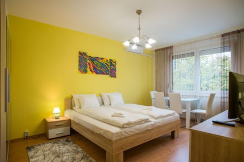 Photo of the whole room, Bedroom