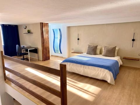 Bed, Photo of the whole room, Bedroom