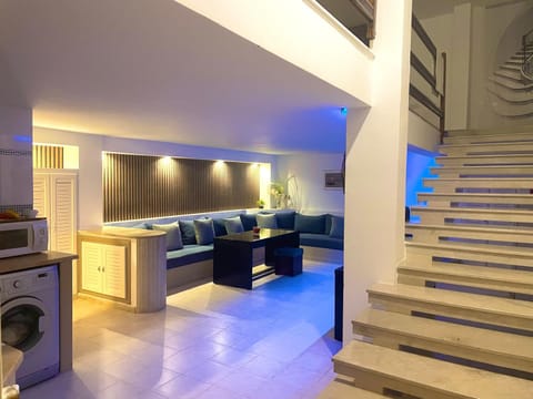 Kitchen or kitchenette, Living room, Seating area, minibar