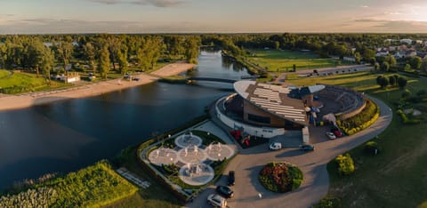 Property building, Nearby landmark, Spring, Off site, Day, Neighbourhood, Natural landscape, Bird's eye view, On site, City view, River view, Street view, Area and facilities, Seasons, Location, Parking