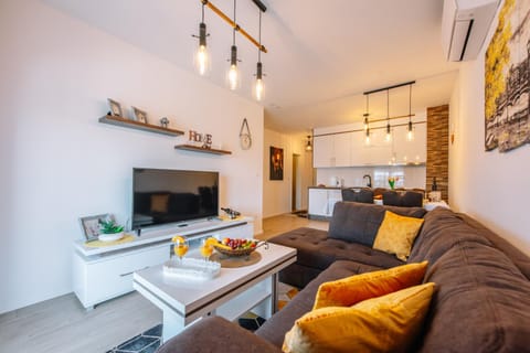 Communal lounge/ TV room, TV and multimedia, Living room, Seating area, Dining area