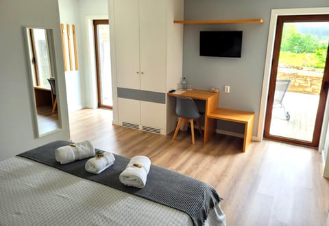 Bed, TV and multimedia, Balcony/Terrace, Bedroom, towels