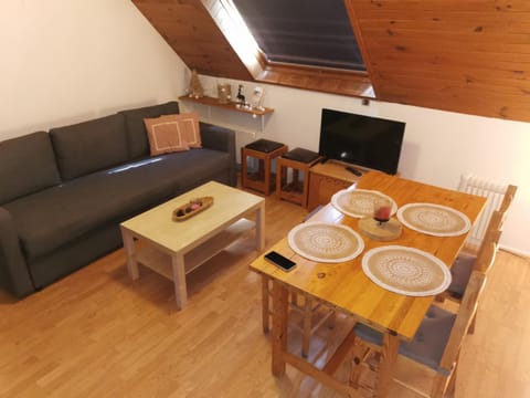 Communal lounge/ TV room, TV and multimedia, Living room, Seating area, Dining area