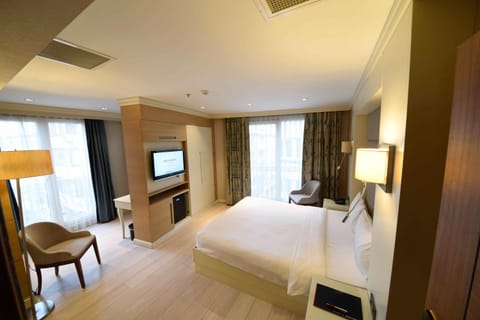 Bed, TV and multimedia, Photo of the whole room, Seating area, Bedroom