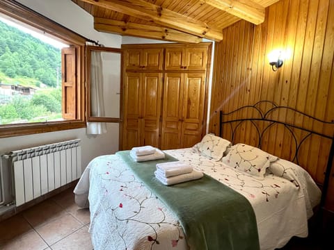 Bed, Photo of the whole room, internet, towels, wardrobe