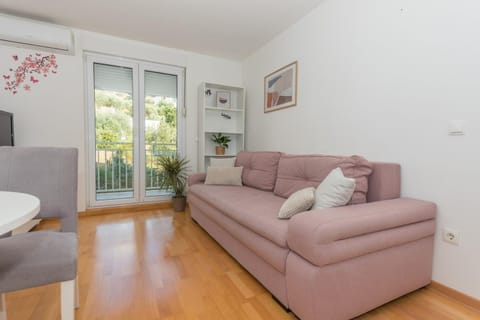 Bed, Balcony/Terrace, Living room, Seating area, air conditioner